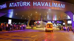 Explosión y disparos en el aeropuerto de Estambul: Al menos 10 muertos y 40 heridos. 