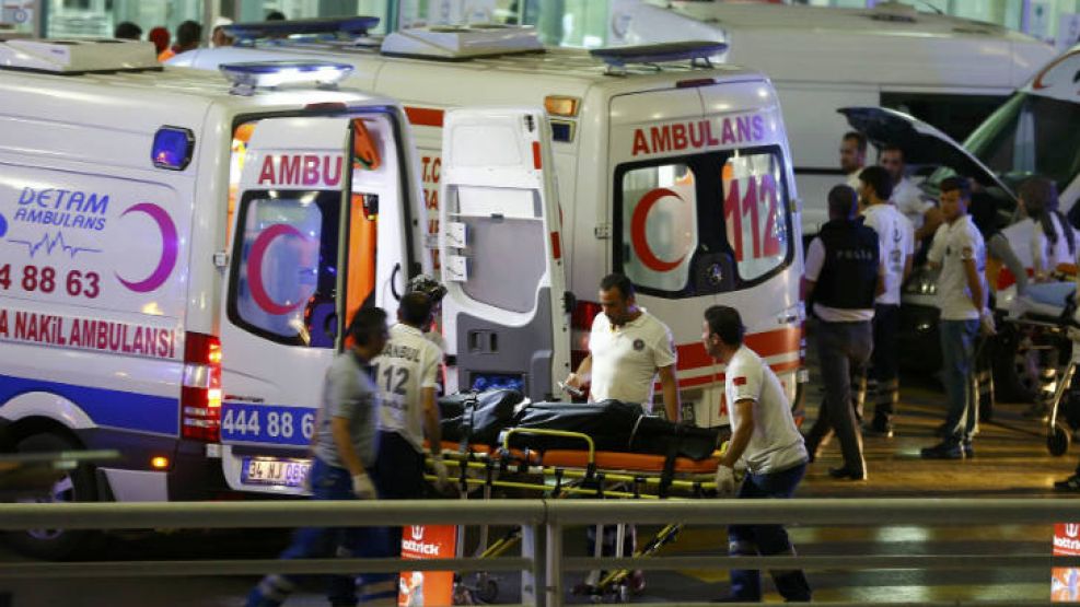 Explosión y disparos en el aeropuerto de Estambul: Al menos 10 muertos y 40 heridos. 