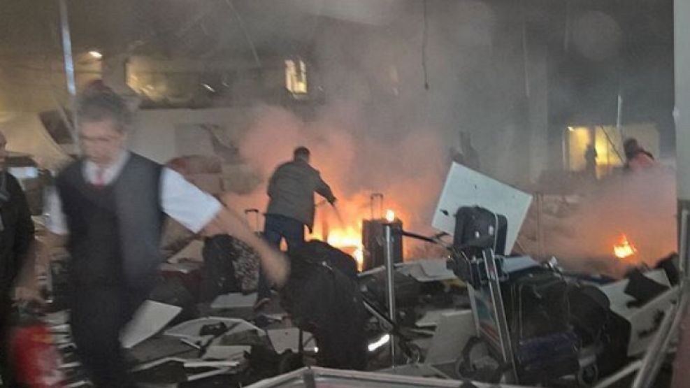 Explosión y disparos en el aeropuerto de Estambul: al menos 11 muertos. 