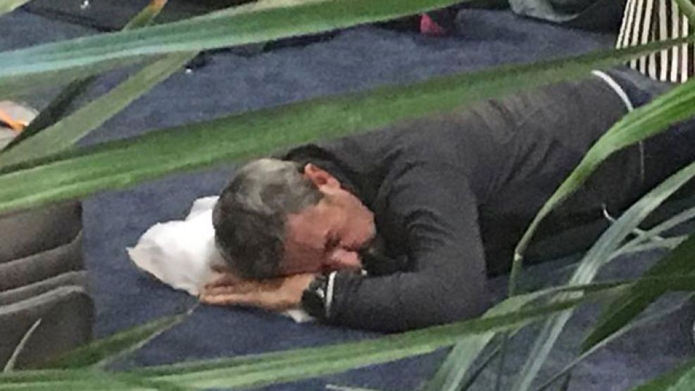 Julio Cobos no quiso pagar 300 dólares por una habitación y durmió en el piso del aeropuerto. 