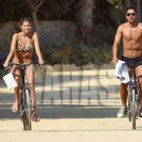 " EL CHOLO " SIMEONE Y CARLA PEREYRA DISFRUTAN DE UN PASEO EN BICICLETA POR MARBELLA