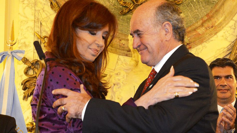 El exsecretario General de Presidencia, Oscar Parrilli, junto a la exmandataria Cristina Fernández de Kirchner.