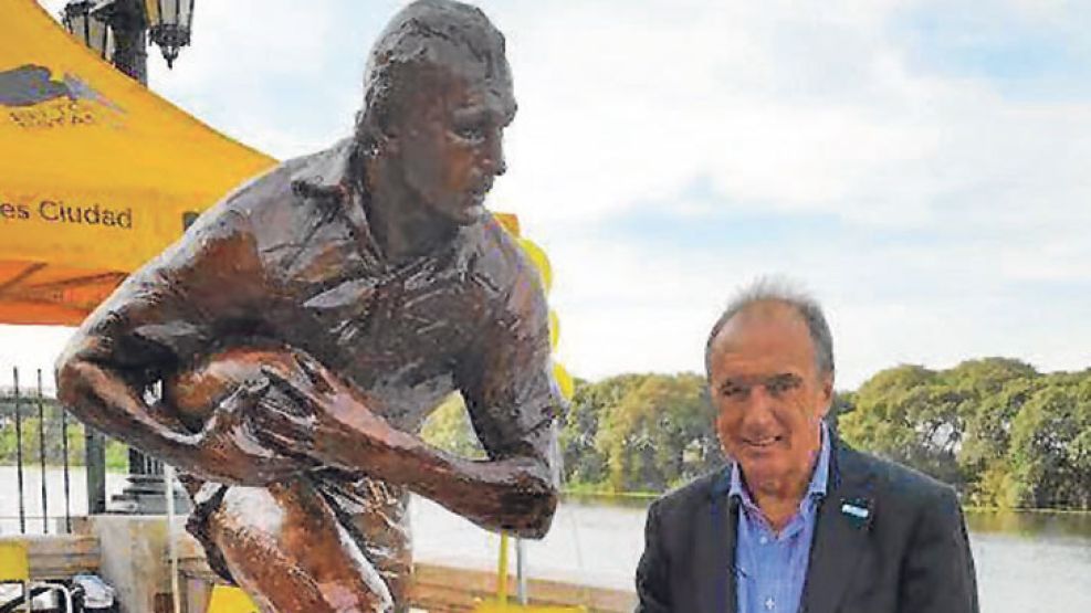 Los elegidos. El nadador José Meolans junto a su escultura y una repro en sus manos. El rugbier Hugo Porta y el golfista Roberto de Vicenzo, junto a Benavídez. 