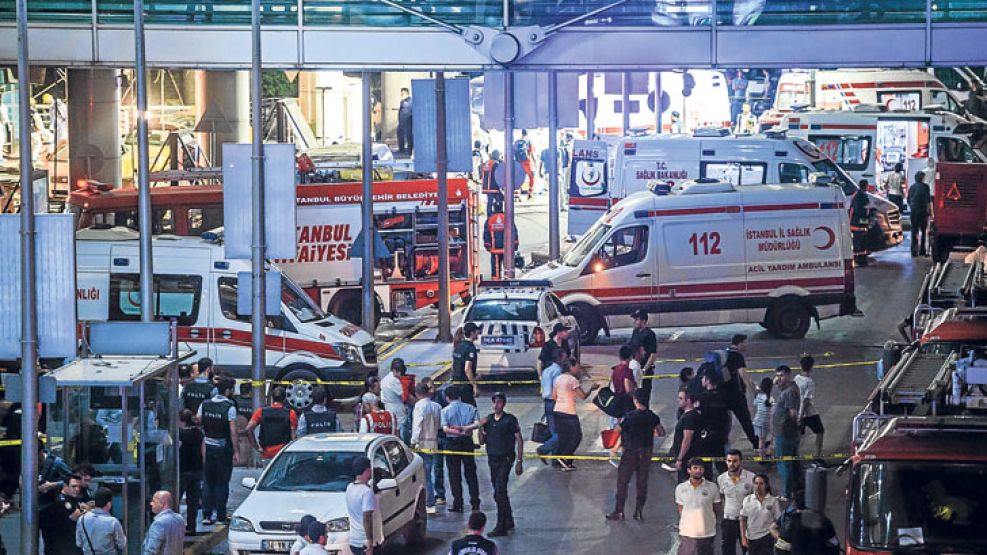 Masacre. El atentado al aeropuerto de Ataturk habría sido planeado por un miliciano checheno de EI.