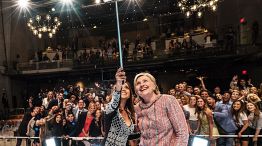 Selfie. Clinton busca cometer la menor cantidad de errores posible en su carrera a la Casa Blanca.<br>