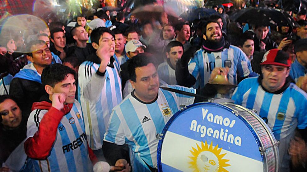 Hinchas. Bajo la convocatoria #NoTeVayasLeo fanáticos del capitán de la Selección se reunieron en el Obelisco para apoyarlo.