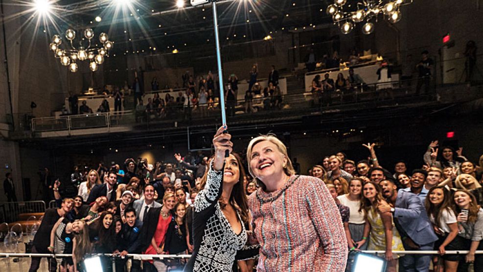 Selfie. Clinton busca cometer la menor cantidad de errores posible en su carrera a la Casa Blanca.<br>