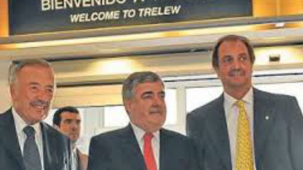 En Trelew. Taratuty, de corbata amarilla, al lado del entonces gobernador Mario Das Neves.