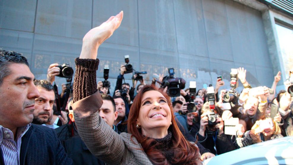 La expresidenta Cristina Fernánez de Kirchner visitó la redacción del diario Tiempo Argentino.