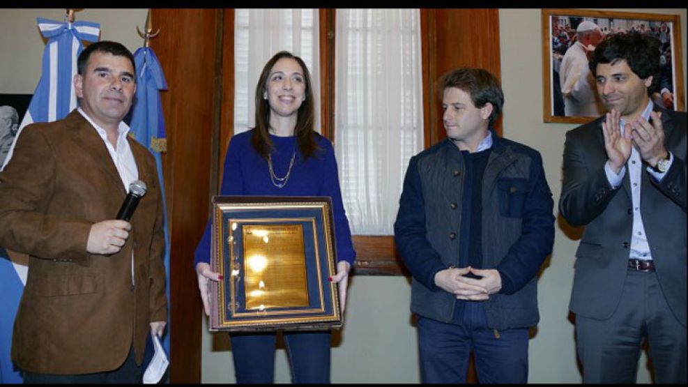 La gobernadora ayer compartió un acto con el intendente de Azul, que también saltó del peronismo al oficialismo.