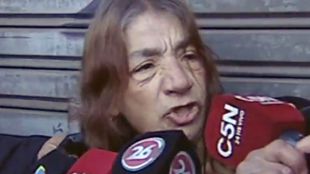 La hija de la difunta velada en el interior de la casa de pastas.