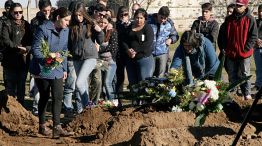 Entierro. Los cuerpos de Etelvina, Rosa y Marta fueron inhumados ayer en el cementerio local, donde trabajaba el asesino.<br>