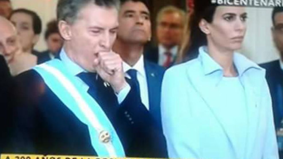 El bostezo del presidente Mauricio Macri durante los festejos del Bicentenario generó críticas en las redes sociales.