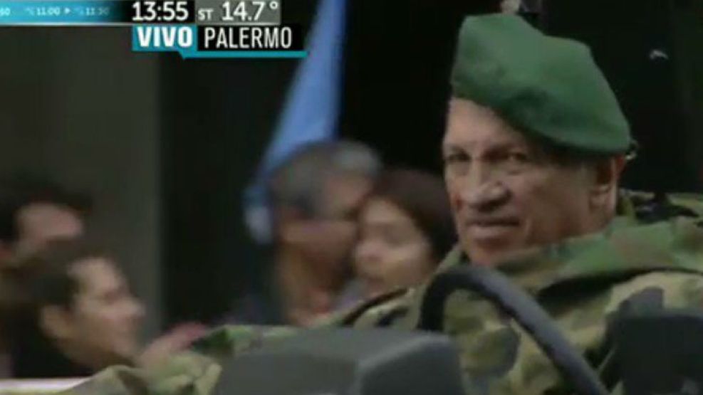 Aldo Rico participó del desfile militar del Bicentenario