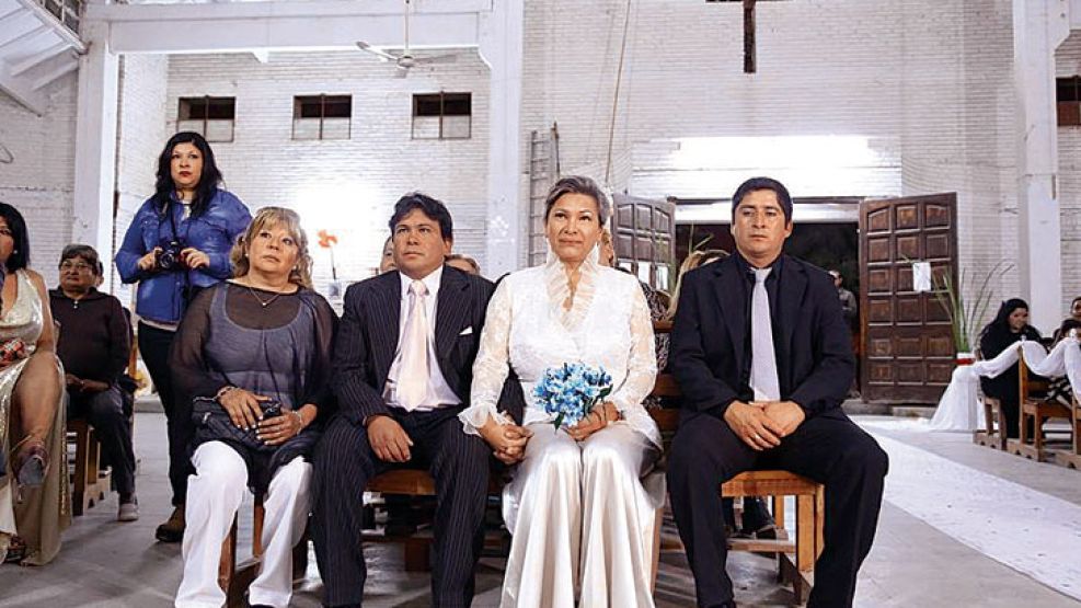 Amor. Luisa Paz y José Coria se unieron en la parroquia Espíritu Santo, en Santiago del Estero, en 2014, tras 29 años de vida en común. El padre Sergio Lamberti los bendijo pero ella no se pudo parar 