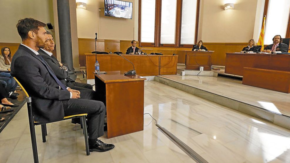 Juicio. El delantero y su padre, Jorge, ante el tribunal que lo condenó por fraude fiscal en España. 