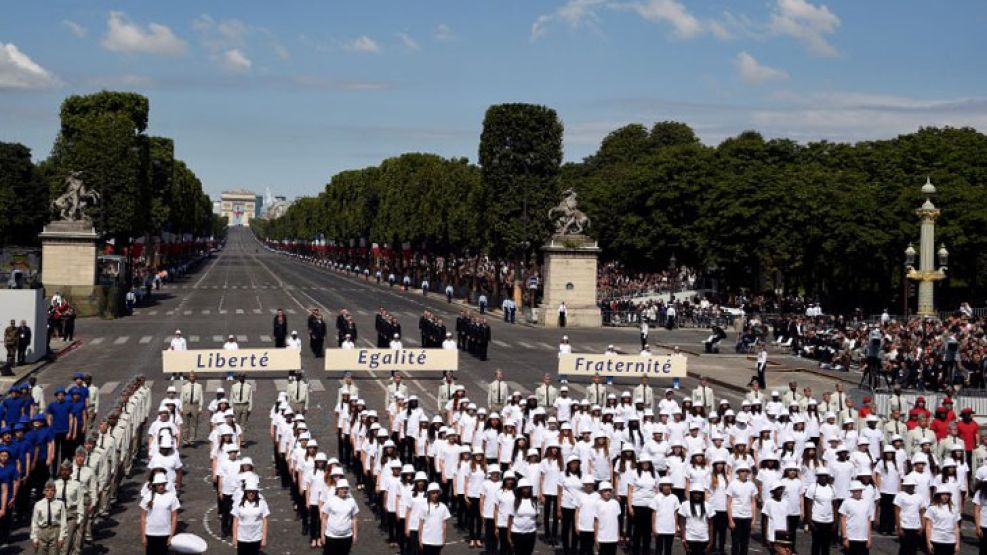 Estudiantes franceses con carteles que dicen 'Libertad, Igualdad y Fraternidad', mientras cantan el Himno Nacional de Francia en la Plaza de la Concordia en París, Francia.