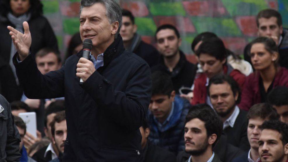 El jefe de Estado dialogó amistosamente con jóvenes en la nueva Casa del Futuro.