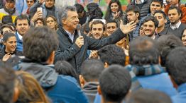 Acto. Macri se mostró ayer de buen humor y evitó hablar de los cacerolazos, aunque cometió otro furcio con un proyecto sobre empleo.