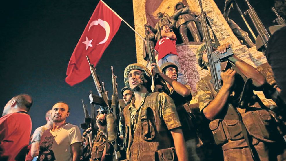 Banderas. Soldados golpistas rodeados de civiles que apoyaron la intentona. La situación comenzó a cambiar cuando otro sector del Ejército no apoyó a los alzados contra el gobierno de Erdogan. Un mani