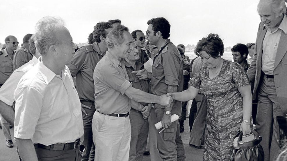 Bienvenida. Shimon Peres y Yitzhak Rabin reciben a los rehenes liberados luego de la acción. El comandante israelí, Yonatan Netanyahu, murió en el ataque, al igual que tres rehenes, siete secuestrador