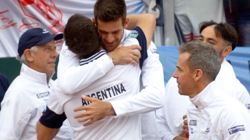 Canta volver. Del Potro pasó casi cuatro años y fuera del equipo; y en el medio, tres operaciones de muñeca. Hoy vuelve en dobles. El ganador de la serie juegará contra Gran Bretaña o Serbia.