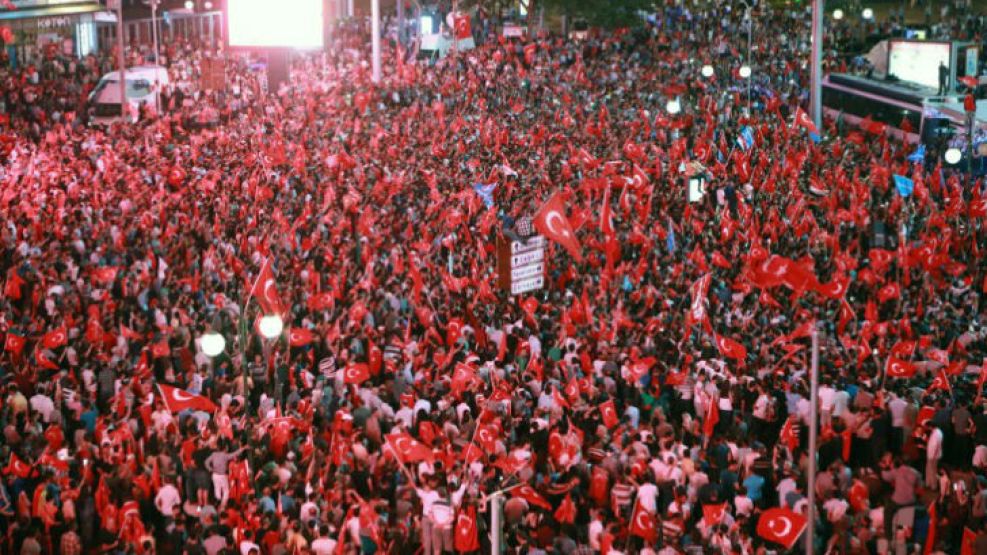 El intento de golpe de Estado militar en Turquía ha sido desbaratado y 104 golpistas han muerto, anunció el general Ümit Dündar, jefe interino de las fuerzas armadas.