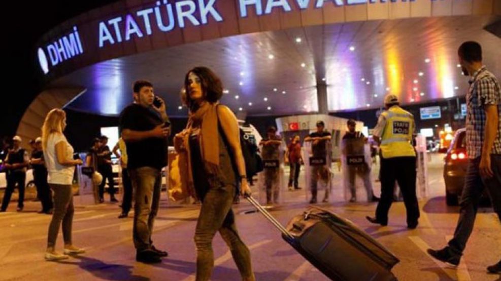 Los argentinos continúan varados en el aeropuerto de Estambul.