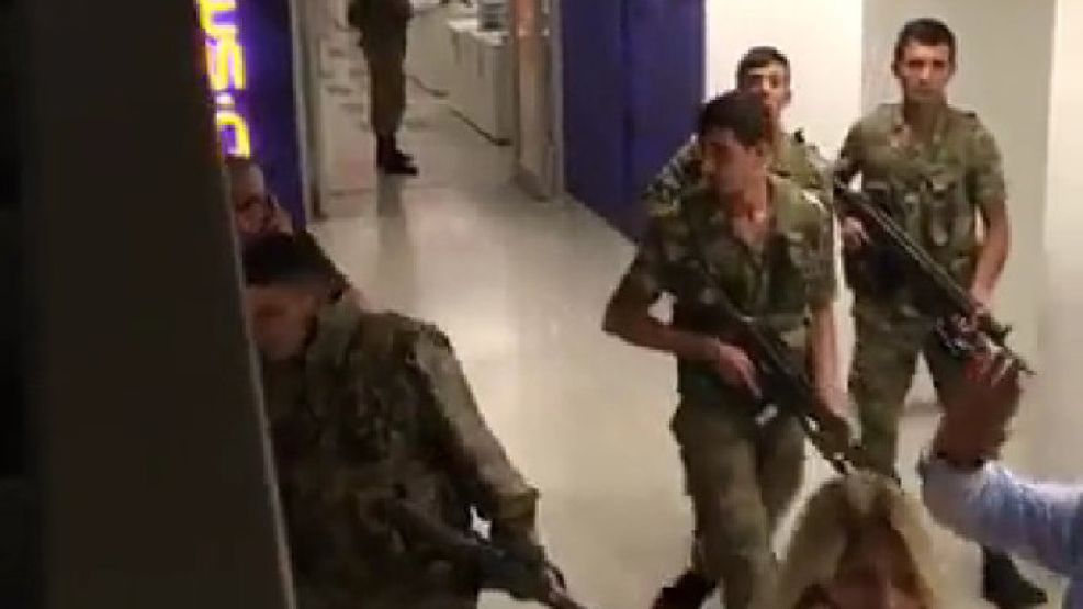 Soldados toman la CNN Turquia