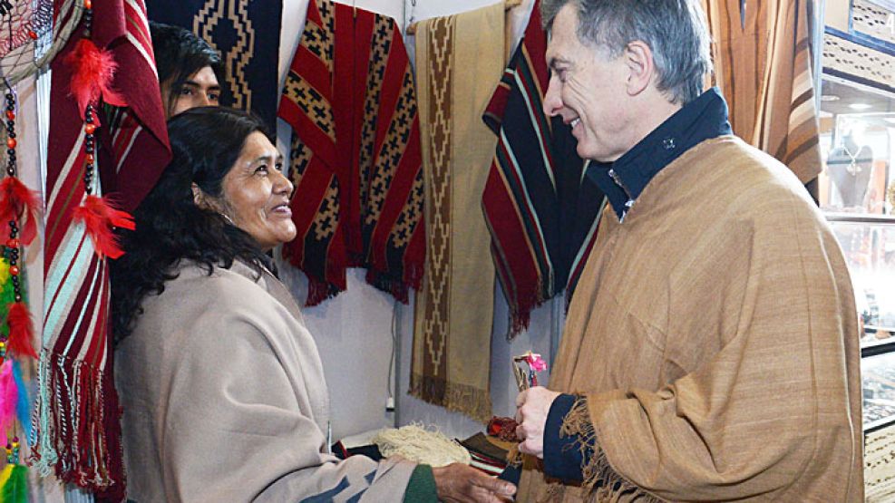 ABRIGADO. Ayer, en Catamarca, Macri exacerbó su propaganda del ahorro y se calzó un poncho.