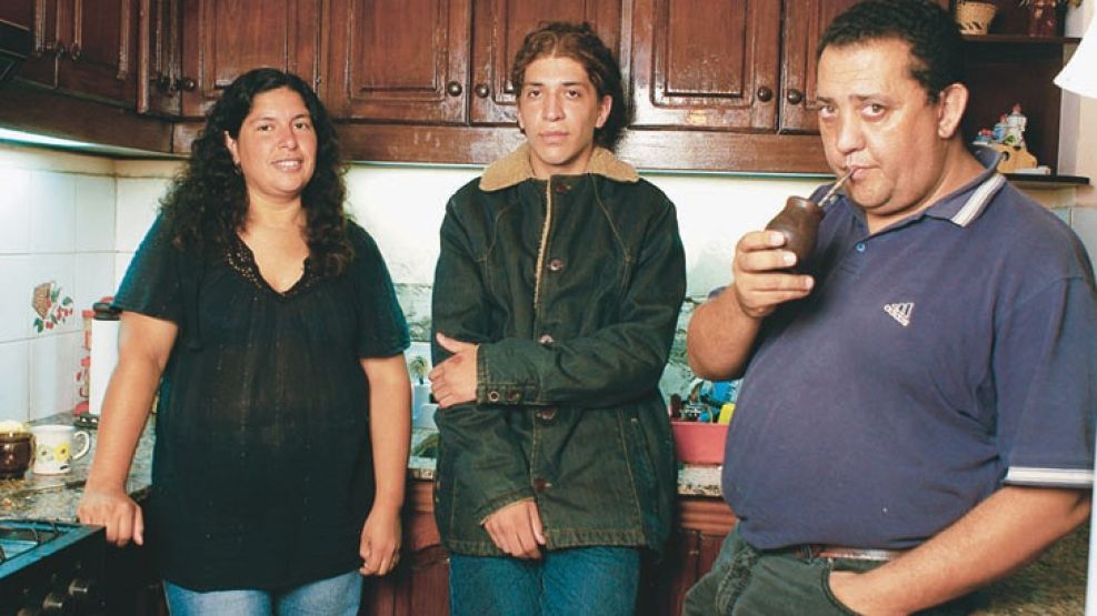 D'Elía, junto a su hijo Pablo y su mujer. El piquetero logró en 2008 que la Anses le diera empleo en su barrio a tres de sus hijos. En 2011 contrataron al cuarto.