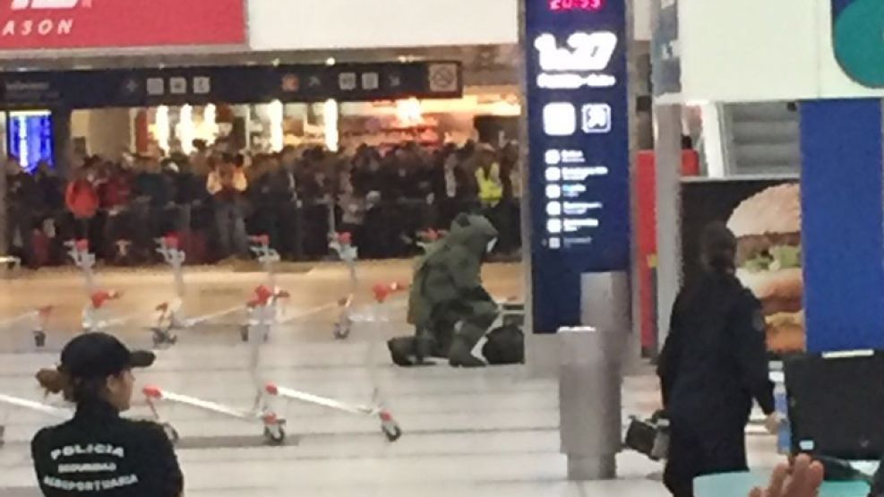Evacuaron el aeropuerto de Ezeiza por una valija olvidada