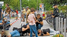 Conmocion. Decenas de personas dejaron flores frente al centro comercial donde el asesino abrió fuego contra sus nueve víctimas fatales. Luego, se suicidó frente a la policía.