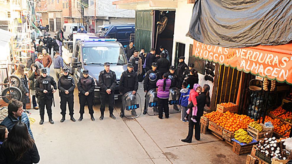 Vallado. Efectivos de la Policía Federal ingresaron ayer al barrio y abrieron el portón del galpón perteneciente a Fouz Acosta. Se llevaron todos los elementos de valor por orden de la fiscalía de Jor