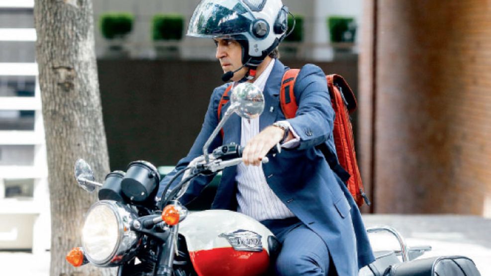 Alfonso Prat-Gay, en moto