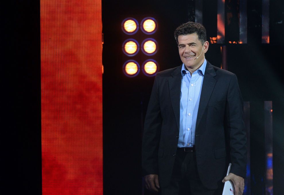 Julián Weich conduce El punto rojo por la TV Pública.