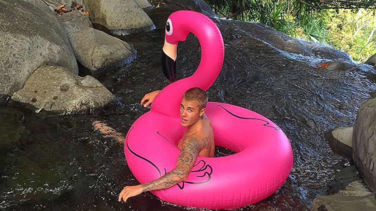 Justin Bieber en tarlipes entre las rocas | Exitoina