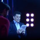 Julián Weich conduce El punto rojo por la TV Pública.