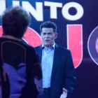 Julián Weich conduce El punto rojo por la TV Pública.