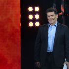 Julián Weich conduce El punto rojo por la TV Pública.