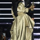 Rihanna-MTV VMAs 10