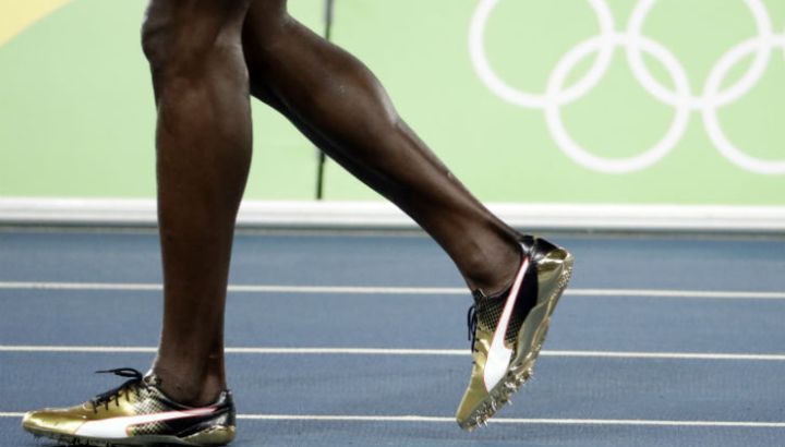 Cuánto cuesta zapatilla firmada por Usain Bolt | 442
