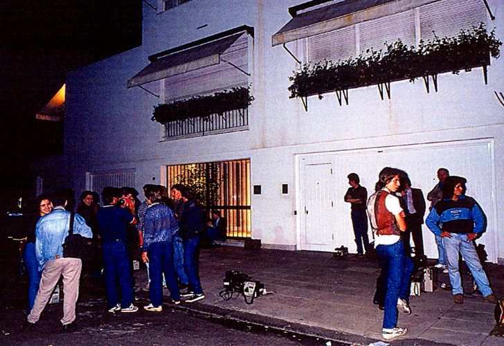 Guardia periodística en la vereda de la casona de Eduardo Costa 3030, donde residía Franco Macri. 