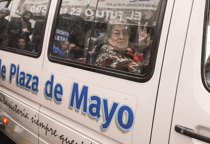 La presidenta de Madres de Plaza de Mayo, Hebe de Bonafini, partió a la ciudad de Mar del Plata para participar mañana del Pre Congreso de Periodismo y Comunicación Social que se llevará a cabo en el hotel Altira, en la zona de La Perla.