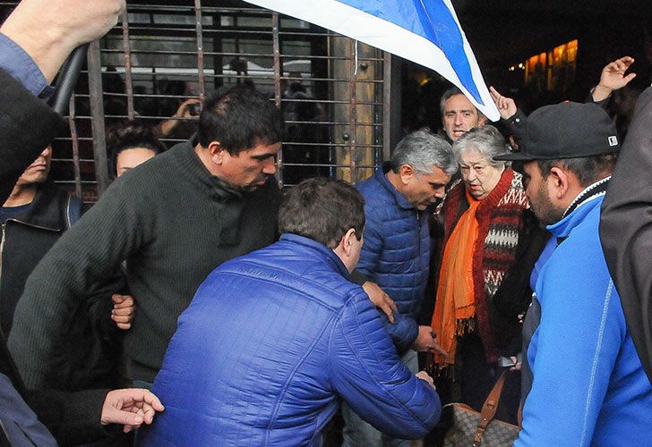 La presidenta de Madres de Plaza de Mayo, Hebe de Bonafini, partió a la ciudad de Mar del Plata para participar mañana del Pre Congreso de Periodismo y Comunicación Social que se llevará a cabo en el hotel Altira, en la zona de La Perla.