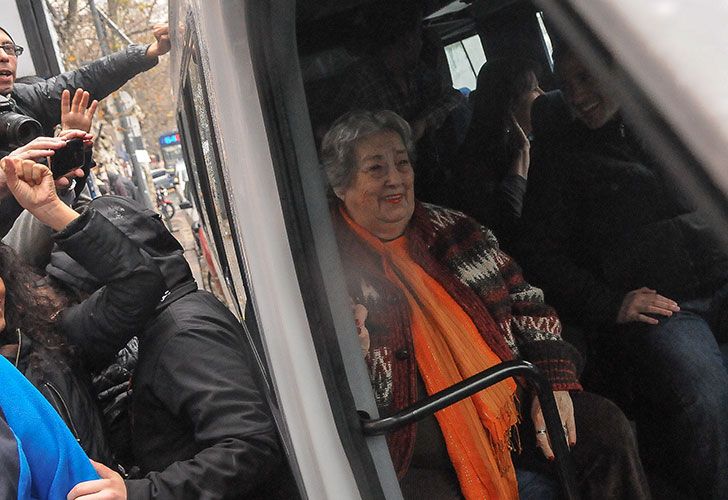 La presidenta de Madres de Plaza de Mayo, Hebe de Bonafini, partió a la ciudad de Mar del Plata para participar mañana del Pre Congreso de Periodismo y Comunicación Social que se llevará a cabo en el hotel Altira, en la zona de La Perla.