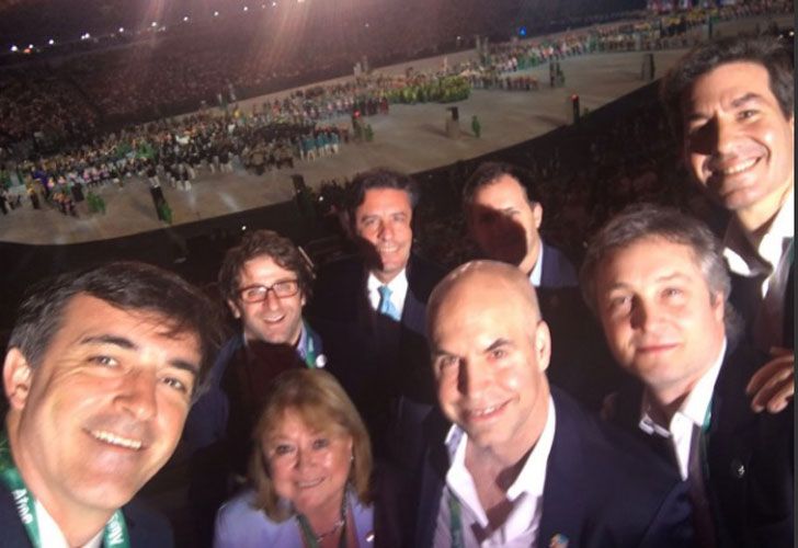 Desde el Maracaná, lacanciller argentina tuiteó una imagen junto a Esteban Bullrich, Fernando de Andreis, Horacio rodríguez Larreta, Andy Freyre, Fernando Straface. 