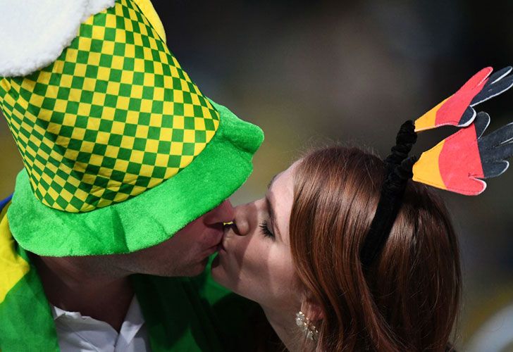  Una pareja se besa para que su imagen se vea en la pantalla minutos antes de comenzar la ceremonia. 