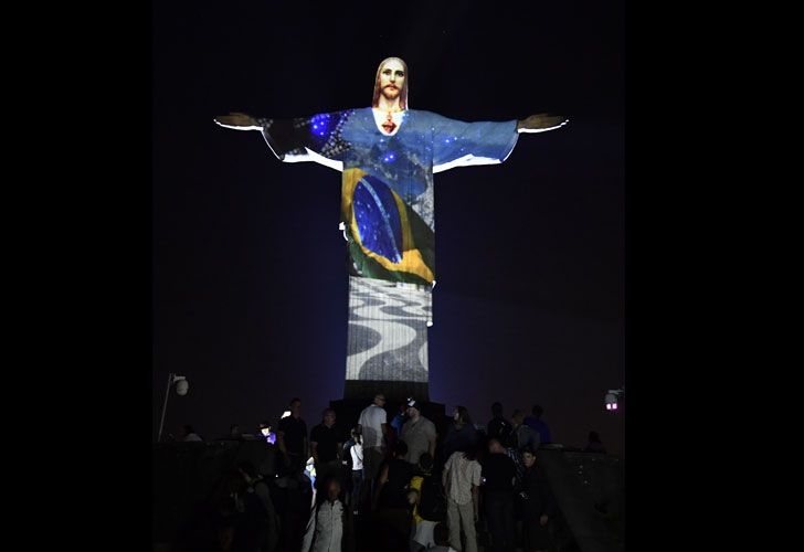  El famoso Cristo Redentor fue iluminado con diferentes proyecciones con luces LED que diseñó el artista francés gaspare Di Caro. 