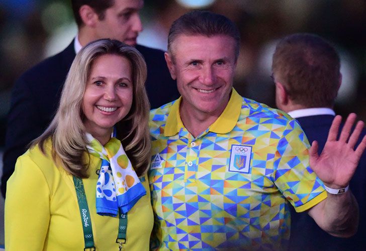 Serguei Bubka y su mujer antes de comenzar la ceremonia de apertura de los Juegos Olímpicos. 